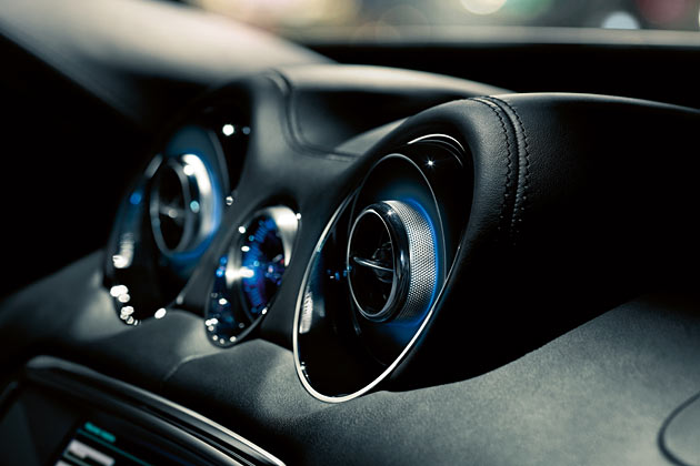 An die blaue Tasten- und Ambientebeleuchtung werden sich XJ-Fahrer gewöhnen (müssen)