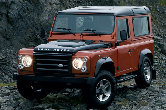 Zur IAA bringt Land Rover zwei Defender-Sondermodelle mit Sonderlackierung: Der »Fire« ist orange, »