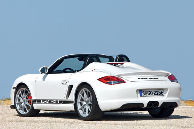 Ein schöner Rücken kann auch entzücken: Gestatten, Porsche Boxster Spyder. Der lange Heckdeckel mit den zwei Hutzen nimmt Anleihen am Carrera-GT-Design