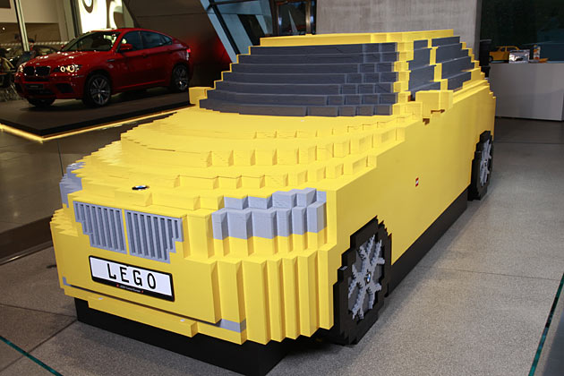 BMW hat in der »BMW Welt« einen X1 aus Lego-Steinen bauen lassen