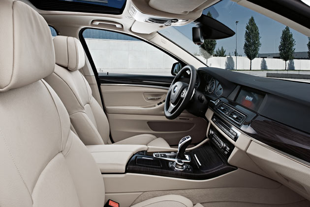 Blick ins Interieur: Typischer BMW-Look, neu angereichert um den verspielten Joystick-Wählhebel und »
