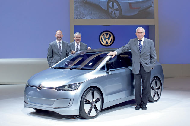 Premiere auf der Los Angeles Auto Show: VW-Entwicklungsvorstand Hackenberg (rechts), VW-USA-Chef Jacoby und VW-Marken-Designchef Bischoff zeigen mit dem Up! Lite eine Sparauto-Studie