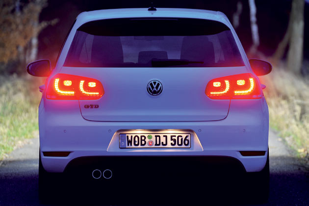 VW bietet jetzt für Golf GTI und Golf GTD LED-Rückleuchten als Sonderausstattung an. Schade: Die Blinker sind nach wie vor konventionell per Glühlampe umgesetzt; es bleibt bei nur einer Rückfahrleuchte rechts