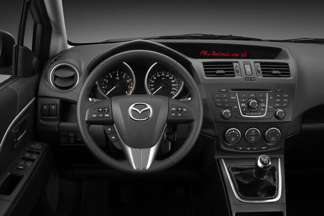 Auch das Interieur hat Mazda deutlich aufgefrischt. Wesentliche Merkmale sind die zwei in Tuben angeordneten Rundinstrumente und die Gestaltung von Luftausströmern und Zentraldisplay