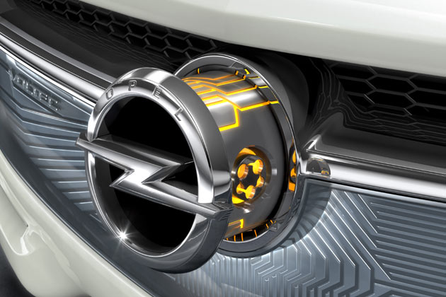 Das vordere Opel-Logo dient als Versteck fr die Ladesteckdose