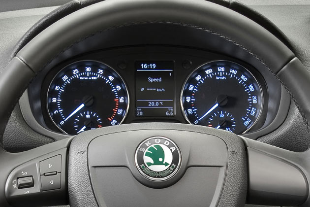 ... Instrumente. Der Beschriftung auf der Kreislinie bleibt Škoda treu. Von VW bernommen wurde das nun einteilige Display und der 270-Grad-Look fr die Zusatzinstrumente, wie »