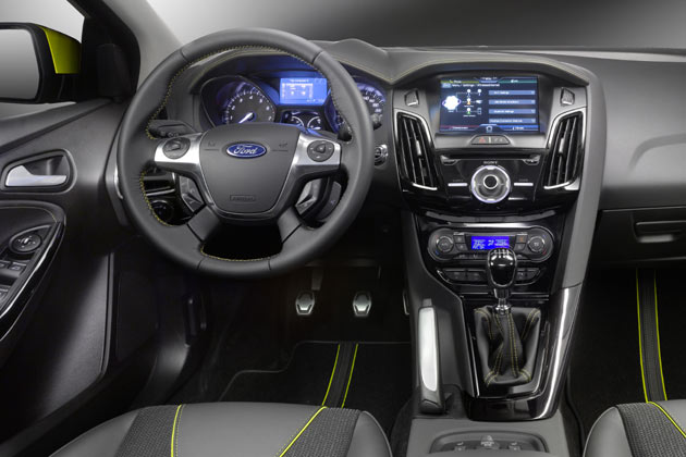 Das neue Focus-Interieur ist »stylish« und schön in der ehemaligen VW-Farbe blau beleuchtet, aber auch ausgesprochen verspielt und unruhig. Der Handbremshebel hätte so nicht sein müssen