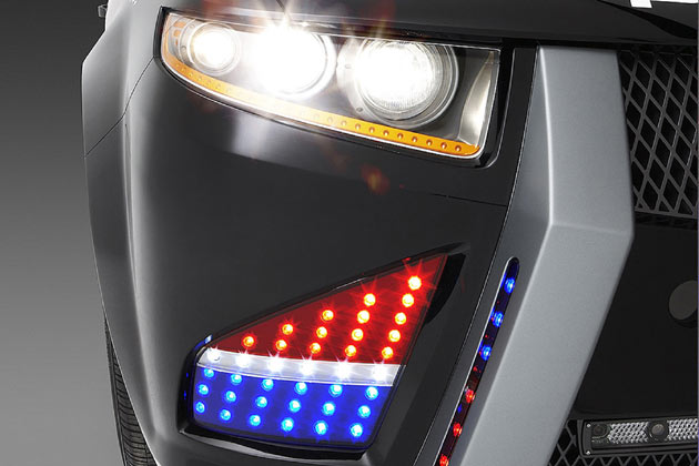 Amerika mag es auffllig: Dem Cops-Wagen mangelt es nicht an groflchigen LED-Lichtern wie hier in der Frontschrze. Auch »