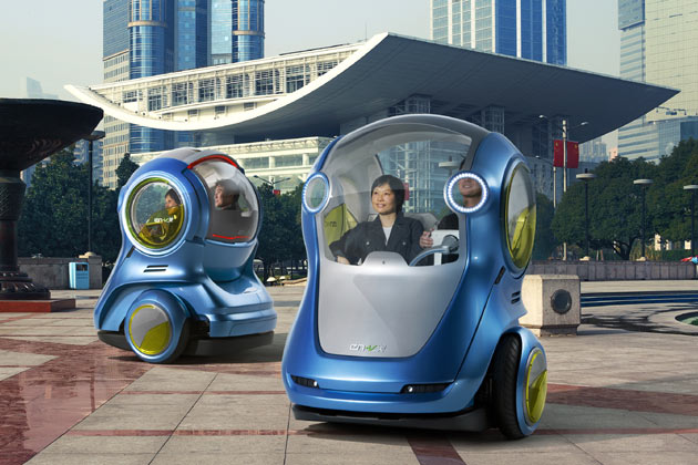 GM stellt zusammen mit dem chinesischen Konzern SAIC auf der Weltausstellung in Shanghai den Prototypen eines zweirädrigen Elektrofahrzeugs vor