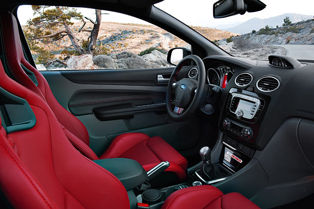 Auf Wunsch bezieht Ford die serienmigen Recaro-Integralsitze mit rotem Leder