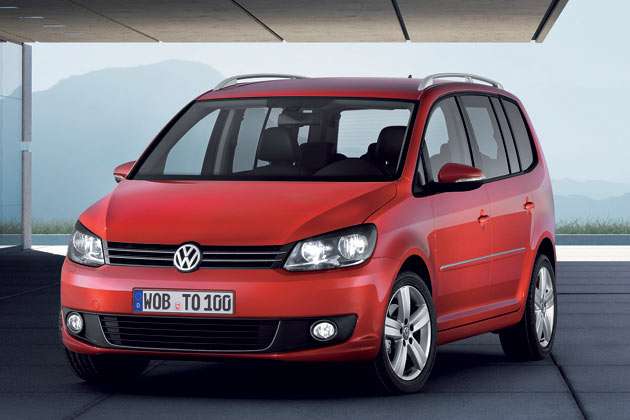 Gestatten, VW Touran, Jahrgang 2010. Das neue Modell folgt der inzwischen fast zu gleich über die Baureihen verbreiteten Designlinie der Marke