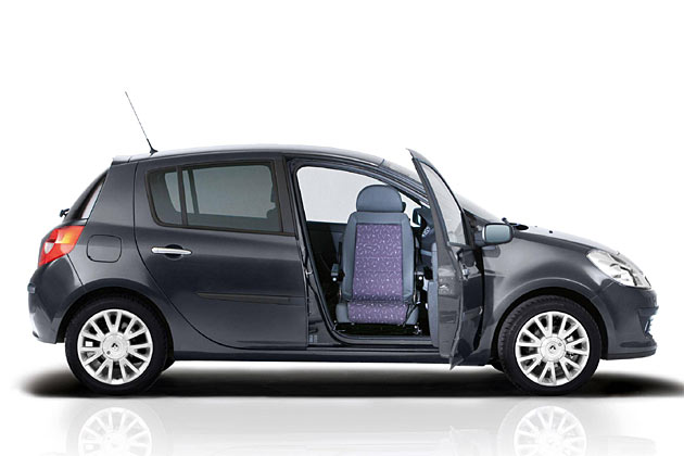Renault bietet fr den Clio einen schwenkbaren Beifahrersitz an, der krperlich gehandicapten Menschen einen bequemeren Zugang ermglicht