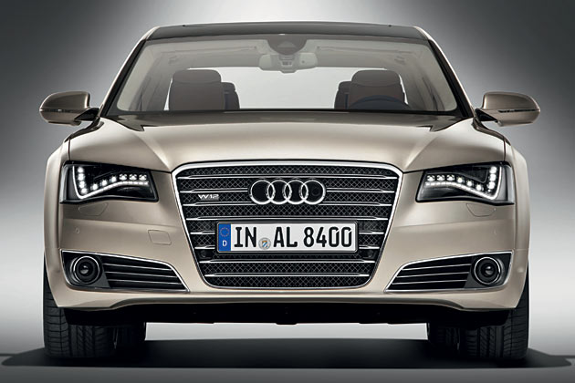 Viereinhalb Monate nach dem »normalen« A8 präsentiert Audi jetzt auch das Flaggschiff des Flaggschiffs – den A8 L mit langem Radstand und Zwölfzylinder-Motor