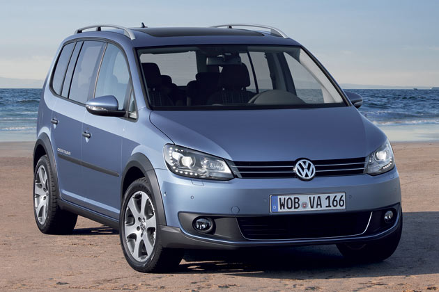 Der jüngst umfangreich aktualisierte VW Touran ist jetzt auch wieder als CrossTouran erhältlich. Zielgruppe ist die »