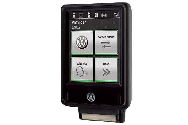 Volkswagen bietet den Touch Adapter jetzt auch in einer Voice-Version an, die Sprachausgabe, Sprachsteuerung und gleichzeitiges Einbuchen zweier Handys ermöglicht