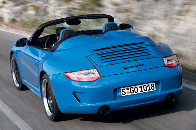 Porsche-Kenner entdecken auch das vernderte Innenleben der nun berwiegend weien LED-Heckleuchten und die nur zwei Endrohre. Als Antrieb dient der geschrfte 3,8-Liter-Boxer mit 408 PS