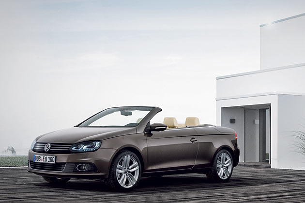 Zu einem überraschenden Zeitpunkt präsentiert Volkswagen das Facelift des Eos. Das Coupé-Cabriolet trägt künftig ebenfalls den neuen VW-Einheitslook