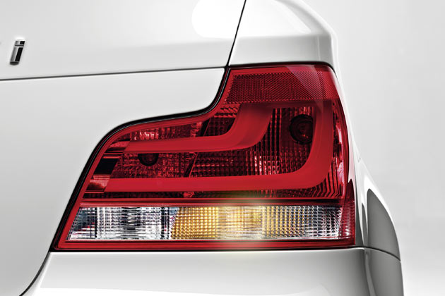 »Das Deckglas der Rückleuchten ist ganzflächig in Rot gehalten, wobei lediglich ein schmaler (...) weißer Streifen für das Rückfahrlicht die einheitliche Farbgebung durchbricht«, schreibt BMW. Was für ein Unsinn
