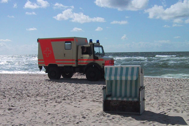 hnliche und noch »coolere« Rettungsfahrzeuge wie diesen Unimog gibt es sonst vorwiegend in Kstenregionen. Das Fotomodell befhrt im Sommer 2004 den Sylter Strand nrdlich von Kampen