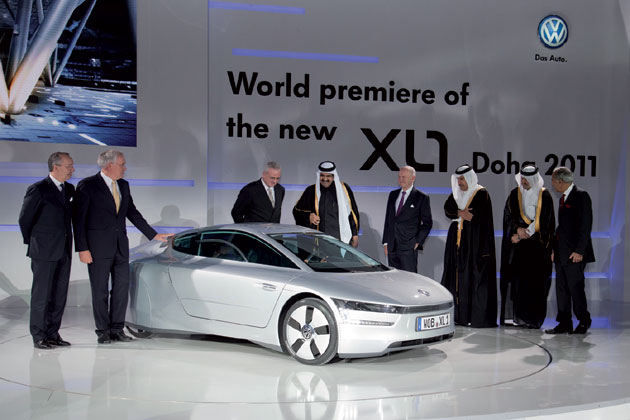VW hat den XL1 am Vorabend der Qatar Motor Show prsentiert. Anwesend waren u.a. VW-Chef Winterkorn, AR-Chef Ferdinand Pich und Seine Hohheit, der Emir von Katar Sheikh Hamad Bin Khalifa Al Than