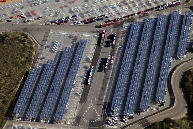 Insgesamt wurden 20.000 Solarpanele auf einer Fläche von 130.000 Quadratmetern installiert. Sie sind auf Dächern von Auslieferungsparkplätzen und »
