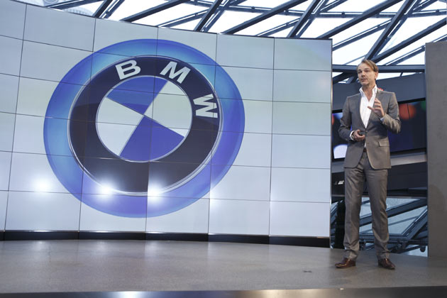 BMW-Chefdesigner Adrian van Hooydonk zeigt das schrggestellte und blau umrandete BMW-Logo fr die neuen i-Modelle