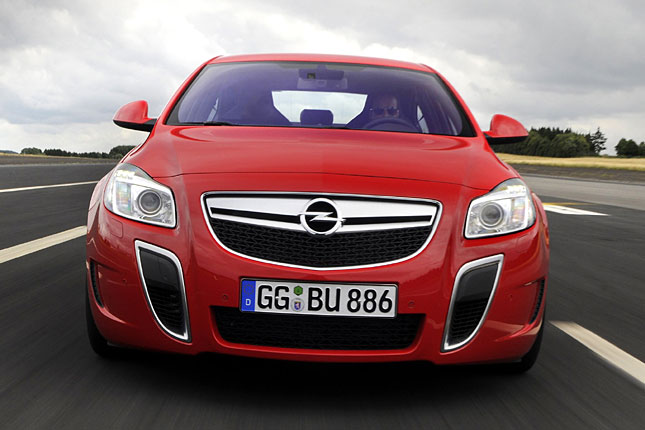 Willkommen im V-max-Club: Opel bietet den 325 PS starken Insignia OPC 4x4 jetzt auch in einr sogenannten Unlimited-Variante an, die auf die elektronische Begrenzung der Hchstgeschwindigkeit verzichtet