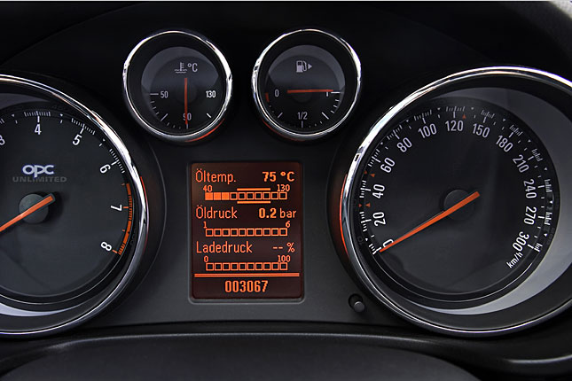 Drehzahlmesser und der 300-km/h-Tacho sind weitere Modifikationen. Zu haben ist der schnellste Serien-Opel aller Zeiten ab 48.600 Euro