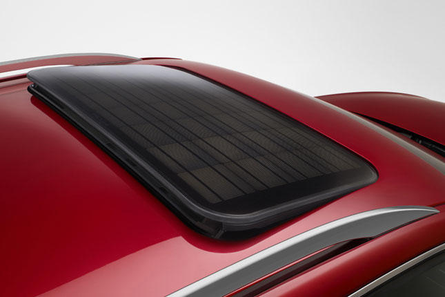 Gute Idee: Optionales Solarschiebedach, dessen Energie die Belüftung des geparkten Fahrzeugs antreibt. Allerdings ist das Dach im geschlossenen Zustand mit einer festen, undurchsichtigen Innenabdeckung verbunden