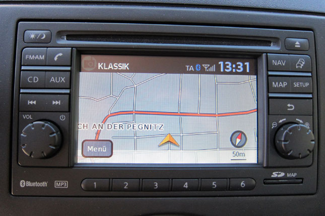 Für nur 500 Euro liefert Nissan dieses Navigationssystem, das sowohl in punkto Navigation als auch in Sachen Klang, Handykoppelung, Sprachqualität, Bedienung und Ausstattung voll überzeugt