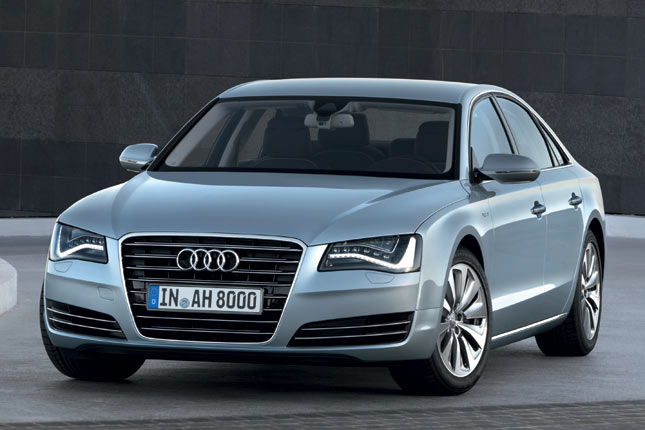 2012 wird Audi auch den A8 als Hybridmodell anbieten. Der Vierzylinder-Benziner leistet 211 PS, der Elektromotor 54 PS