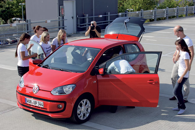 Der VW Up ist laut Hersteller-Marketing »die größte kleinste Überraschung des Jahres« und ein »ganz Großer«. Um das Motto zu verbildlichen, haben die Wolfsburger ausprobiert, wieviele Menschen in den Kleinstwagen passen