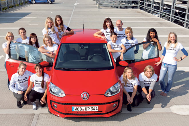 Am Ende stiegen 15 junge Damen und ein Mann, allesamt Mitarbeiter der VW-Kommunikation, wieder aus. Ein paar blaue Flecken waren wohl unvermeidlich