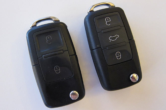 Der Schlüssel ist abgegriffen und hat noch nicht die überflüssige Kofferraumtaste, entspricht sonst aber exakt dem aktuellen VW-Schlüssel – inklusive des für viele Schlüsselbunde zu kleinen Rings