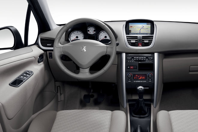 Deutlicher Unterschied: Zum Vergleich das bisherige Cockpit im Peugeot 207