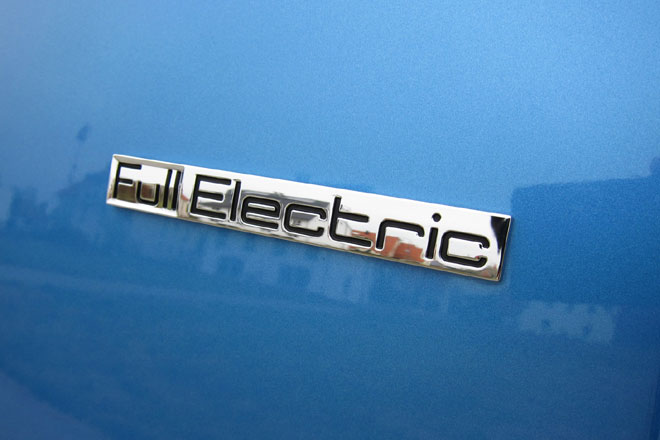 »Full Electric« ist der Peugeot iOn, und man wundert sich, dass das nur auf den C-Säulen steht, nicht aber am Heck