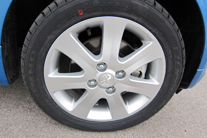 Die serienmäßigen 15-Zoll-Aluräder sind schön, die 14,5 Zentimeter schmalen Reifen in Verbindung mit der geringen Spurweite schnell überfordert