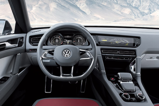 Spannend ist der Ausblick auf künftige VW-Cockpits: Breiter Wählhebel und wenige Tasten; breiter und flacher, weit oben positionierter Monitor, der dem Touchscreen-Prinzip treu bleibt; kleine Lüftungsdüsen