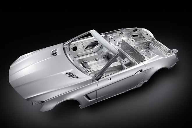 Dank Umstellung auf Aluminium und teilweise auf Magnesium ist die Rohkarosserie um 110 Kilogramm leichter als eine entsprechende Stahlkonstruktion. Das fertige Auto wiegt sogar bis zu 140 Kilogramm weniger