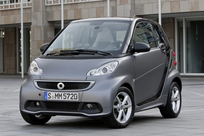 Daimler hat den Smart Fortwo erneut einem Facelift unterzogen. Wie beim Elektro-Modell gibt es jetzt einen vergrößerten, einteiligen Lufteinlass in der Frontschürze, außerdem »