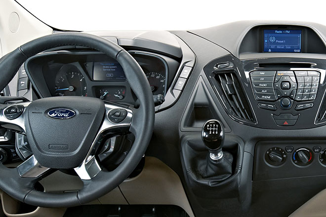 Den unschön zugepflasterten Mittelkonsolen bleibt Ford treu. Die einfachen Drehregler für die Klimaanlage sorgen dann doch für einen Schuss Nutzfahrzeug-Atmosphäre