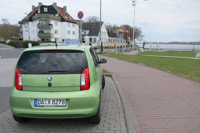 Mit dem Citigo an der Elbe: Im urbanen Umfeld fühlt sich das Auto wohl, ein Kilometerfresser für Handlungsreisende ist es natürlich nicht