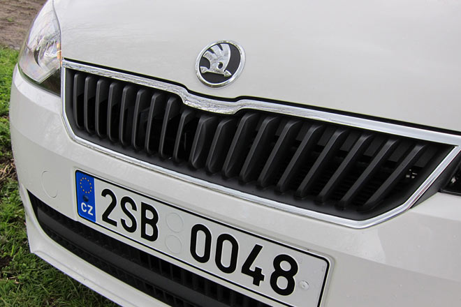 Mit dem Citigo schickt Škoda auch das überarbeitete Logo auf die Straßen. Am Auto verzichtet es natürlich auf die grüne Farbe, es sitzt erstmals außerhalb des Kühlergrills