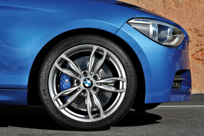 Vermutlich, um Kunden weiteres Geld aus der Tasche zu ziehen, setzt BMW beim Topmodell auf ein recht kleines Format fr Rder (18 Zoll) und vor allem fr Reifen (225/40)