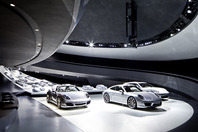 Innen stehen ltere Porsche-Modelle im Mastab 1:3 und drei aktuelle Serienfahrzeuge