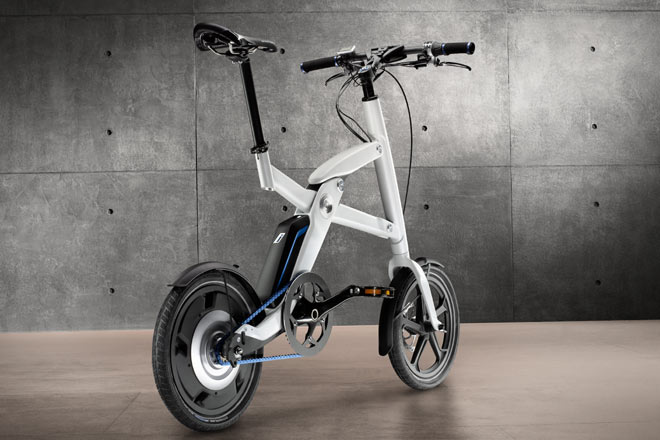 BMW hat die Studie eines Pedelecs vorgstellt. Das 1,48 Meter kurze Fahrrad mit 1,08 Metern Radstand wiegt trotz eines Rahmens aus Aluminium und Kohlefaser (50:50) über 20 Kilogramm