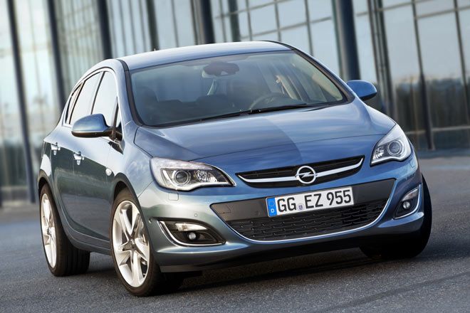 Nach der Standortentscheidung fr den knftigen Astra zeigt Opel jetzt die Facelift-Modelle der aktuellen Generation. Neu ist der grere untere Lufteinlass mit modifiziertem Gitter, der zentrale schwarze Einsatz »