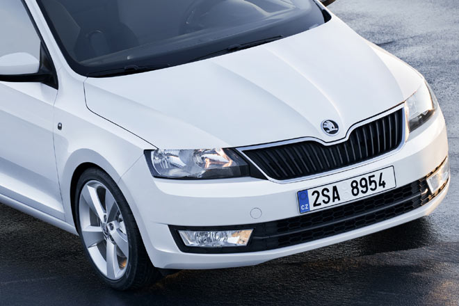 ... der Verzicht auf die Spiegelblinker (Standard bei Škoda Yeti, Octavia und Superb) verraten die Positionierung als günstiges Modell