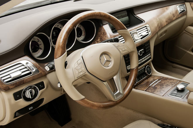 In den Details trgt Mercedes manchmal zu dick auf oder lsst es an Detailliebe mangeln. Der CLS setzt noch auf eine fubettigte Feststellbremse
