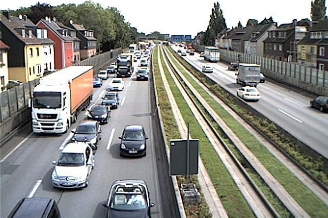 Die A40 gehört mit mehr als 140.000 Fahrzeugen pro Tag zu einer der am meisten belasteten Fernstrecken in Deutschland. Das Webcam-Bild zeigt die A40 beim Autobahndreieck Essen-Ost in Richtung Dortmund